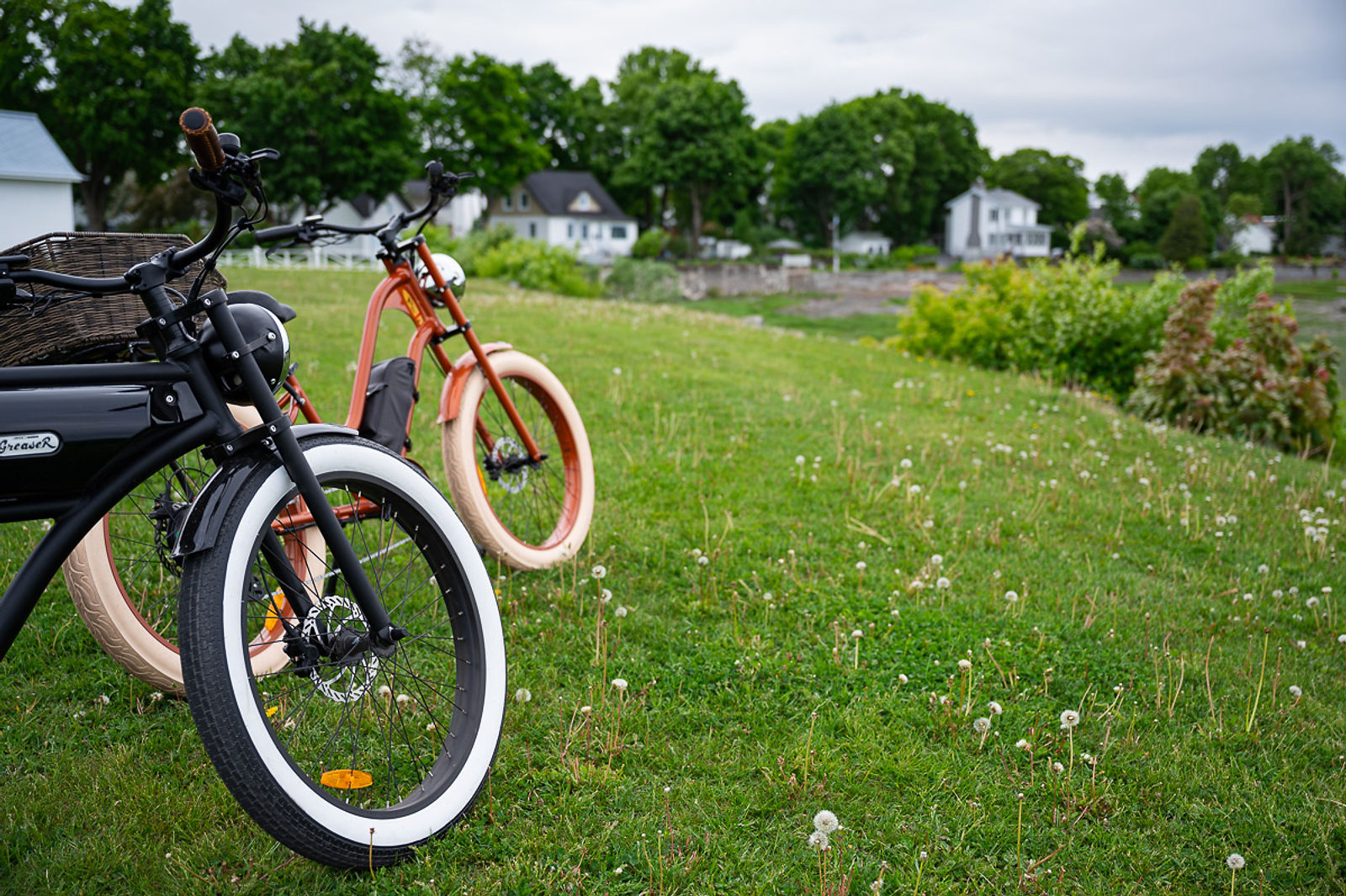 VéloPoP! est un relais et café qui propose la location de vélos électriques vintage à St-Michel-de-Bellechasse. Découvrez les beaux villages et les arrêts gourmands de la région de Bellechasse sur des circuits aux paysages exceptionnels, sur des E-Bikes élégants en toute sécurité ! Réservez dès maintenant! Hébergement disponible près de nos installations. Location de vélos électriques près de Lévis et Québec. Tourisme Bellechasse. Location de E-Bikes. Location vélos électriques St-Michel. Location de E-bikes St-Michel. Location de vélos électriques Lévis. Location de vélos électrique Québec. Location de E-bikes Lévis. Location de E-Bikes Québec. Location de vélos électrique Bellechasse. Location de vélos électriques Etchemins. Location de E-Bikes Bellechasse. Location de E-Bikes Etchemins. Location de vélos électrique Montmagny. Location de E-Bikes Montmagny. Location de vélos électrique Rive-Sud Québec. Location de E-Bikes Rive-Sud Québec.