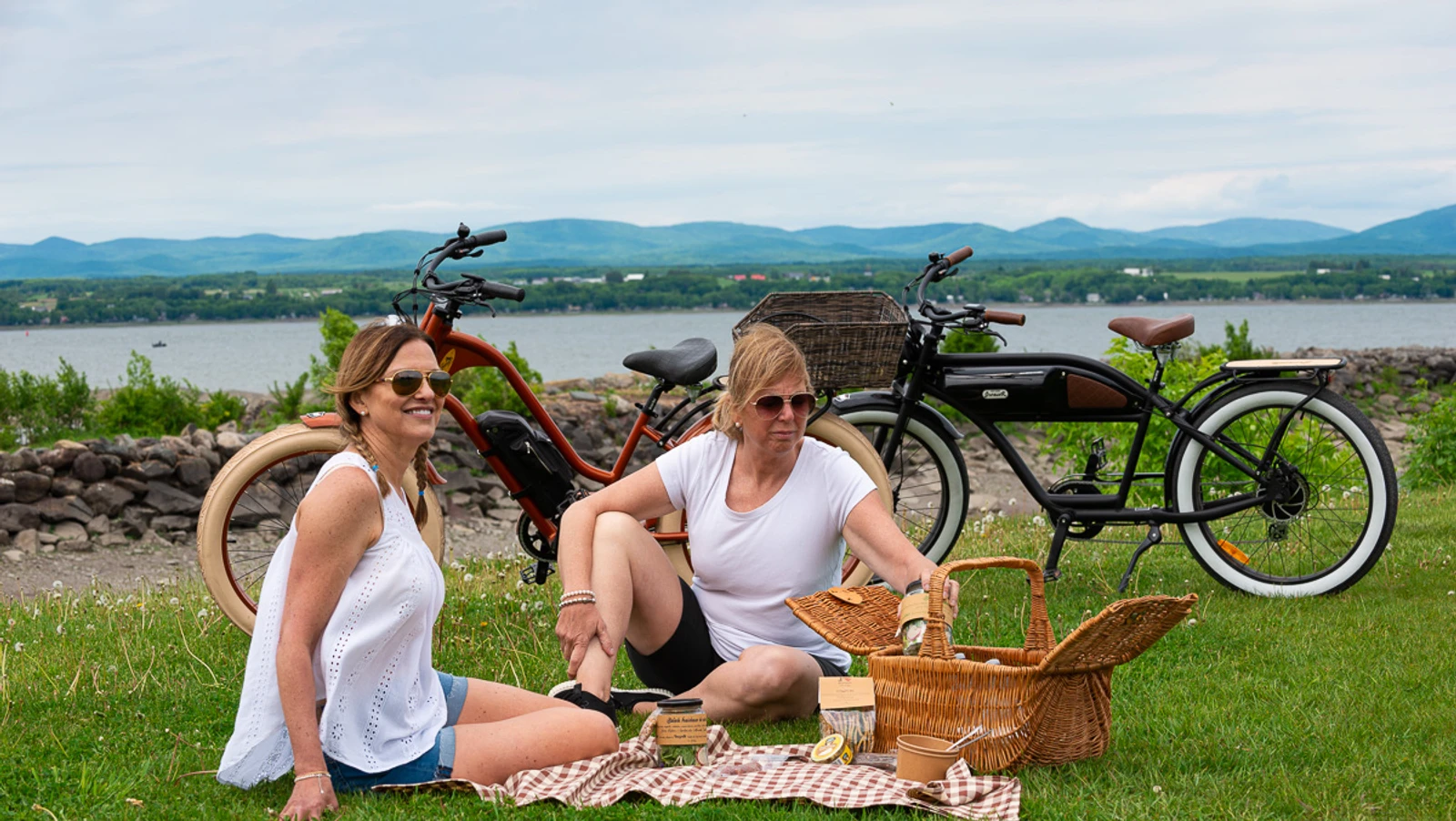VéloPoP! est un relais et café qui propose la location de vélos électriques vintage à St-Michel-de-Bellechasse. Découvrez les beaux villages et les arrêts gourmands de la région de Bellechasse sur des circuits aux paysages exceptionnels, sur des E-Bikes élégants en toute sécurité ! Réservez dès maintenant! Hébergement disponible près de nos installations. Location de vélos électriques près de Lévis et Québec. Tourisme Bellechasse. Location de E-Bikes. Location vélos électriques St-Michel. Location de E-bikes St-Michel. Location de vélos électriques Lévis. Location de vélos électrique Québec. Location de E-bikes Lévis. Location de E-Bikes Québec. Location de vélos électrique Bellechasse. Location de vélos électriques Etchemins. Location de E-Bikes Bellechasse. Location de E-Bikes Etchemins. Location de vélos électrique Montmagny. Location de E-Bikes Montmagny. Location de vélos électrique Rive-Sud Québec. Location de E-Bikes Rive-Sud Québec.