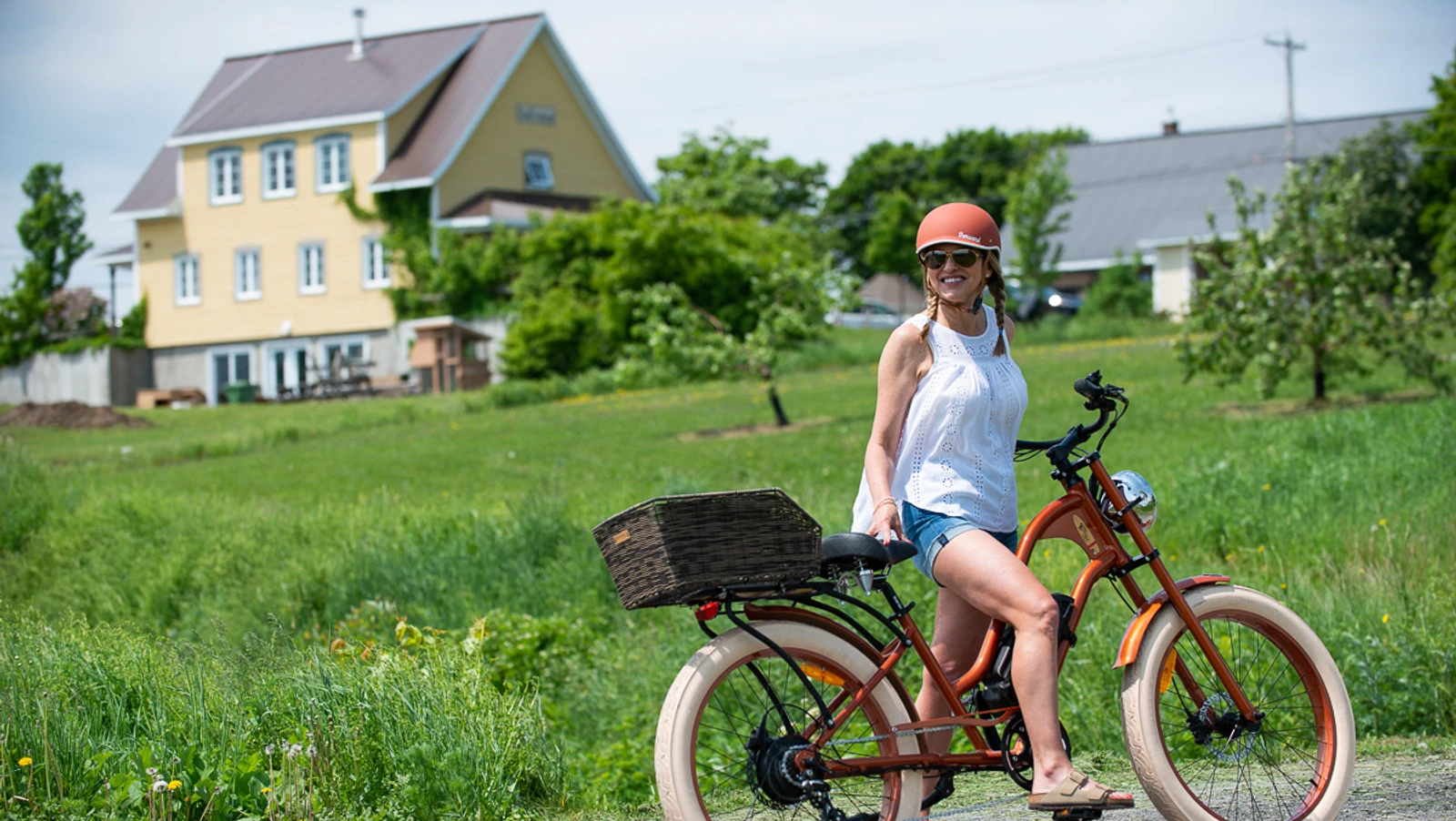 VéloPoP! est un relais et café qui propose la location de vélos électriques vintage à St-Michel-de-Bellechasse. Découvrez les beaux villages et les arrêts gourmands de la région de Bellechasse sur des circuits aux paysages exceptionnels, sur des E-Bikes élégants en toute sécurité ! Réservez dès maintenant! Hébergement disponible près de nos installations. Location de vélos électriques près de Lévis et Québec. Tourisme Bellechasse. Location de E-Bikes. Location vélos électriques St-Michel. Location de E-bikes St-Michel. Location de vélos électriques Lévis. Location de vélos électrique Québec. Location de E-bikes Lévis. Location de E-Bikes Québec. Location de vélos électrique Bellechasse. Location de vélos électriques Etchemins. Location de E-Bikes Bellechasse. Location de E-Bikes Etchemins. Location de vélos électrique Montmagny. Location de E-Bikes Montmagny. Location de vélos électrique Rive-Sud Québec. Location de E-Bikes Rive-Sud Québec.