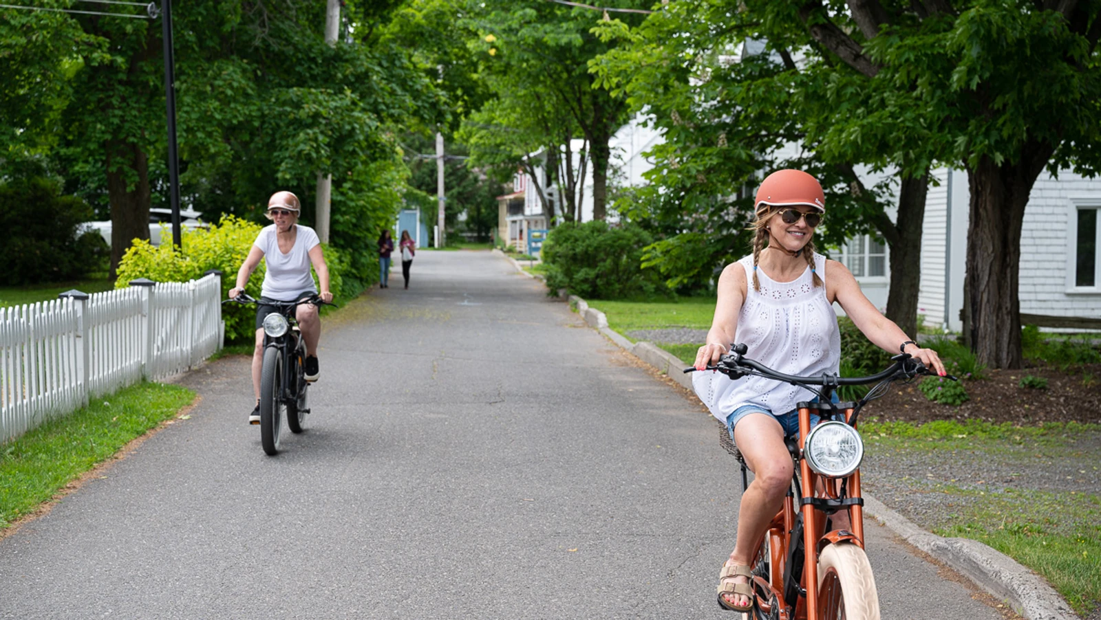 VéloPoP! est un relais et café qui propose la location de vélos électriques vintage à St-Michel-de-Bellechasse. Découvrez les beaux villages et les arrêts gourmands de la région de Bellechasse sur des circuits aux paysages exceptionnels, sur des E-Bikes élégants en toute sécurité ! Réservez dès maintenant! Hébergement disponible près de nos installations. Location de vélos électriques près de Lévis et Québec. Tourisme Bellechasse. Location de E-Bikes. Location vélos électriques St-Michel. Location de E-bikes St-Michel. Location de vélos électriques Lévis. Location de vélos électrique Québec. Location de E-bikes Lévis. Location de E-Bikes Québec. Location de vélos électrique Bellechasse. Location de vélos électriques Etchemins. Location de E-Bikes Bellechasse. Location de E-Bikes Etchemins. Location de vélos électrique Montmagny. Location de E-Bikes Montmagny. Location de vélos électrique Rive-Sud Québec. Location de E-Bikes Rive-Sud Québec.