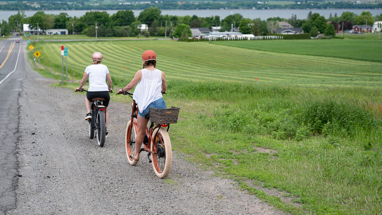 VéloPoP! est un relais et café qui propose la location de vélos électriques vintage à St-Michel-de-Bellechasse. Découvrez les beaux villages et les arrêts gourmands de la région de Bellechasse sur des circuits aux paysages exceptionnels, sur des E-Bikes élégants en toute sécurité ! Réservez dès maintenant! Hébergement disponible près de nos installations. Location de vélos électriques près de Lévis et Québec. Tourisme Bellechasse. Location de E-Bikes. Location vélos électriques St-Michel. Location de E-bikes St-Michel. Location de vélos électriques Lévis. Location de vélos électrique Québec. Location de E-bikes Lévis. Location de E-Bikes Québec. Location de vélos électrique Bellechasse. Location de vélos électriques Etchemins. Location de E-Bikes Bellechasse. Location de E-Bikes Etchemins. Location de vélos électrique Montmagny. Location de E-Bikes Montmagny. Location de vélos électrique Rive-Sud Québec. Location de E-Bikes Rive-Sud Québec.
